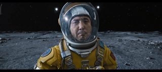 独行月球:看了独行月球这段挺有感触，任何人都希望回家的时候看到给你点亮的那盏灯，还有等候你的那个人！就是最后差点闪了我的老腰！